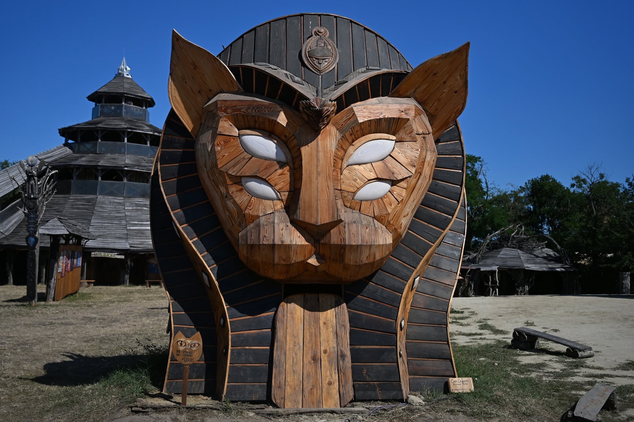 Fából faragott macska-totem szobor